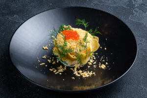 Салат «Мимоза» с лососем горячего копчения